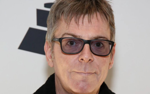 Анди Рурк басистът на рок групата The Smiths почина на