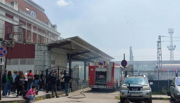 Вагон на пътнически влак се запали на ЖП-гара Варна. Сигналът