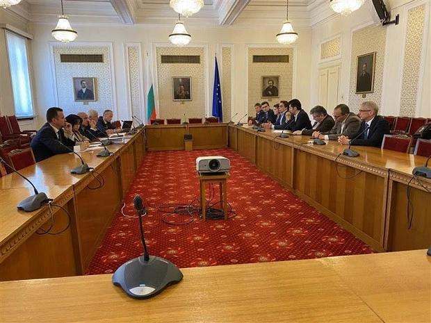 Тайна остана какво да си говорили ГЕРБ-СДС и ПП-ДБ на двучасовата среща