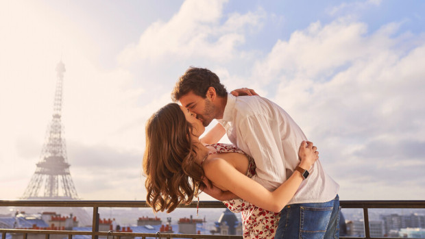 Най старите данни показващи целувката като елемент на романтиката датират от