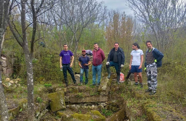 Доброволци се събират за почистване вила рустика край язовир "Чаталка"