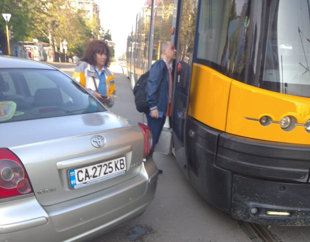 Поредната катастрофа в София между трамвай и лек автомобил