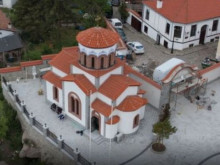 Парапланерист се приземи директно върху покрива на най-новата църква в Пловдив