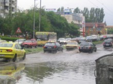 4 сгради са отводнявали екипите на "Гражданска защита" заради поройния дъжд