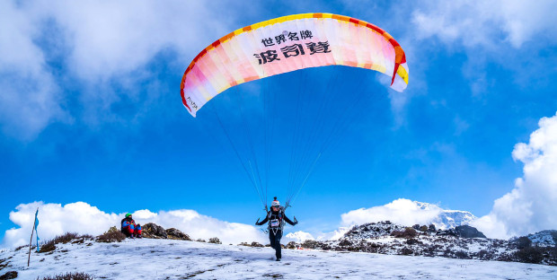 Китайски алпинист успешно се спусна с парапланер от връх Еверест