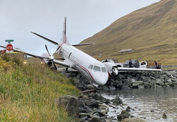 Трима души загинаха след като малък самолет се разби в