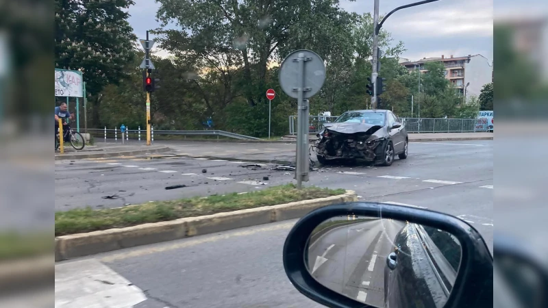 Кола се запали след катастрофа в София
