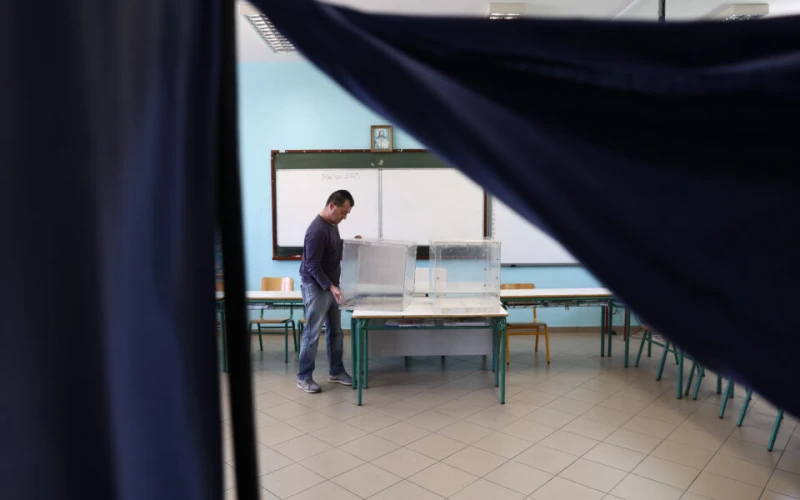 9,8 милиона избиратели пред урните в Гърция