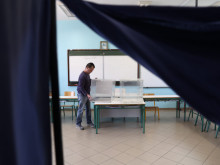9,8 милиона избиратели пред урните в Гърция