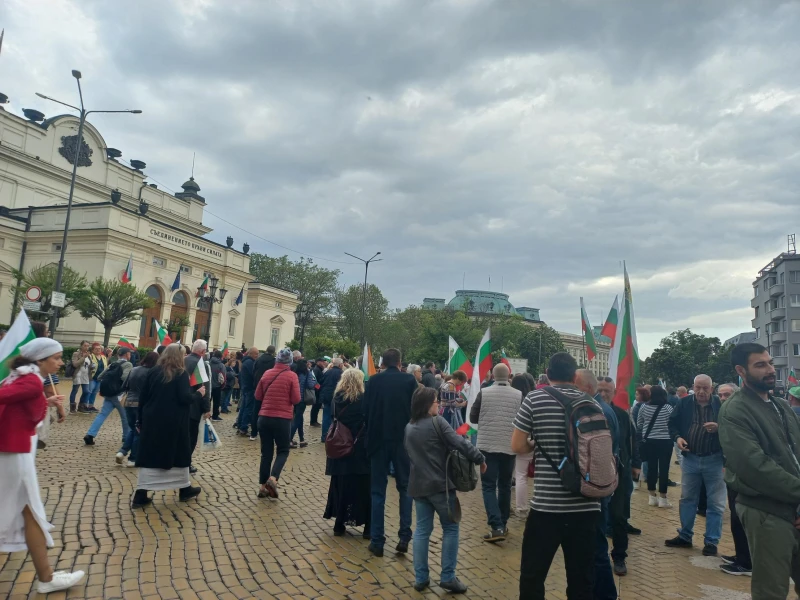 Хиляди се събраха пред НС против въвличането на България във войната в Украйна