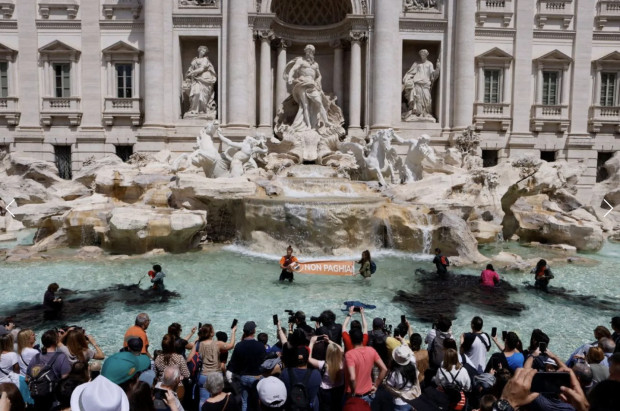 Екоактивисти оцветиха в черно водата в най известния римски фонтан Треви за