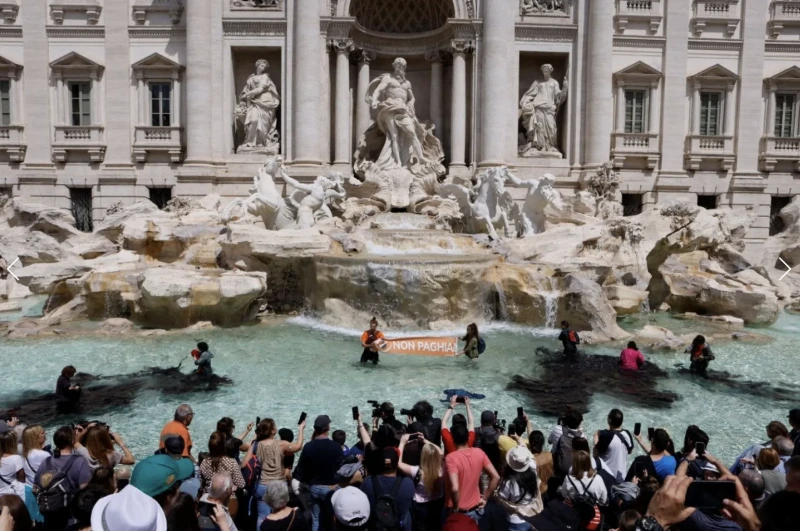 Екоактивисти оцветиха известния фонтан "Треви" в Рим
