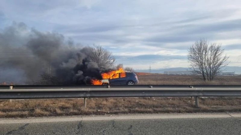 Самозапалил се автомобил затруднява движението на АМ "Тракия"