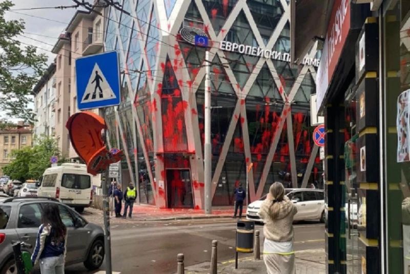 Външно осъди вандализма срещу Дома на Европа в София