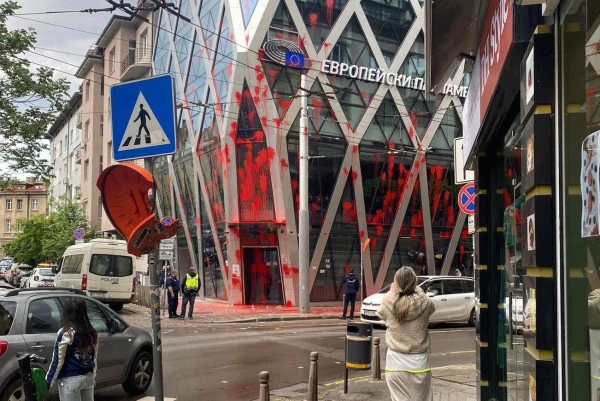 Външно осъди вандализма срещу Дома на Европа в София