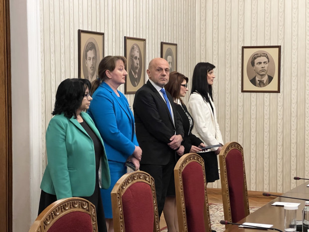 Номинираната за министър председател от ГЕРБ СДС Мария Габриел връща първия мандат
