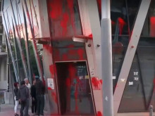 Ръководителят на ЕК у нас зове полицията да пази сградата от посегателства