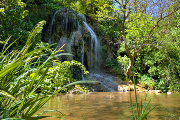 Красив водопад е страхотна дестинация за разходка сред природата през