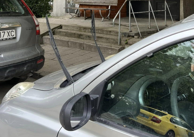 TD Шофьорка завари автомобила си с вдигнати чистачки в Пловдив което