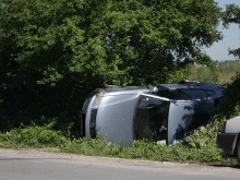 Автомобил се преобърна извън пътя след катастрофа с камион
