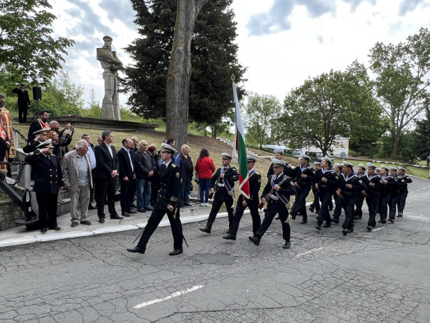 TD На 19 май т г пред Мемориалния комплекс във Военноморска база