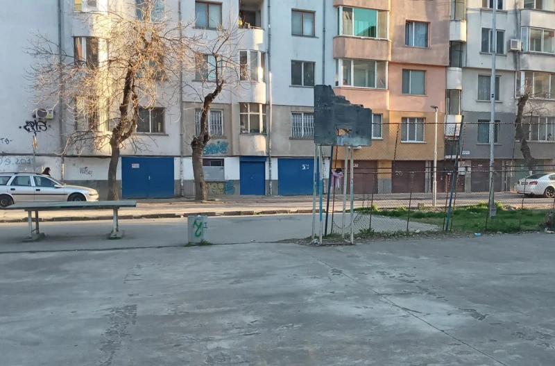 Възмутен пловдивчанин показа занемарена спортна площадка, на която играят деца