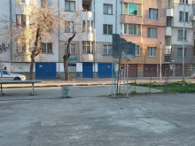 Възмутен пловдивчанин показа занемарена спортна площадка, на която играят деца