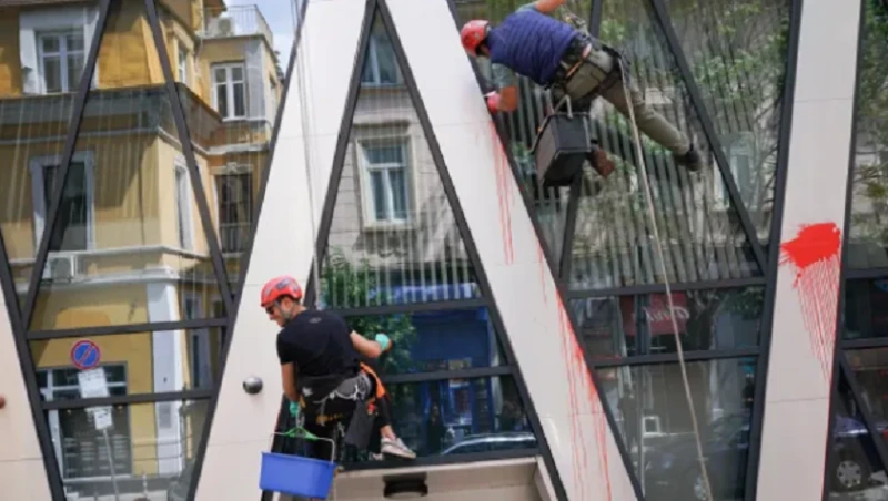 Почистват червената боя от Дома на Европа в столицата 