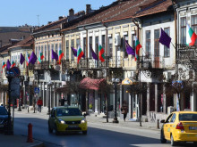 Шествие затваря главната улица на Велико Търново