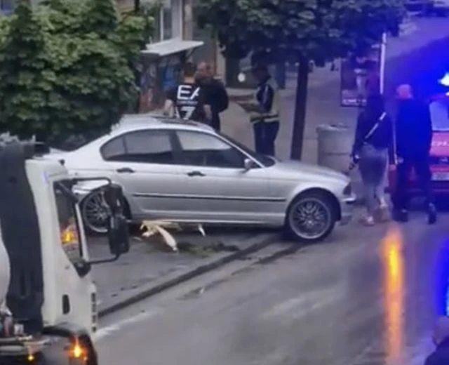 БМВ отсече дърво