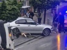 БМВ отсече дърво