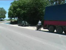 "Ситроен" попадна под ремарке на ТИР, трима като по чудо леко ранени