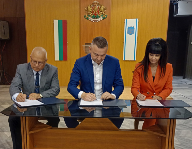 Кметът на Варна Иван Портних подписа днес Колективен трудов договор