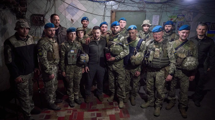 Зеленски пристигна на фронта в Донбас