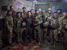 Зеленски пристигна на фронта в Донбас