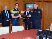 Главният секретар на МВР връчи нови пистолети на полицаи от ОДМВР-Смолян