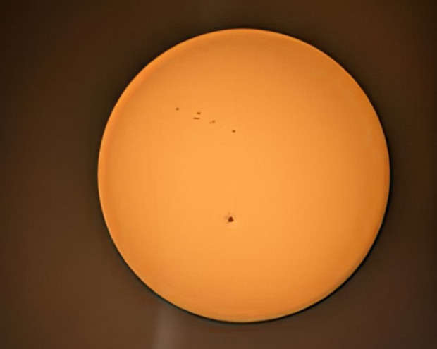 Огромното слънчево петно AR3311 бе заснето с 5 телескоп пише