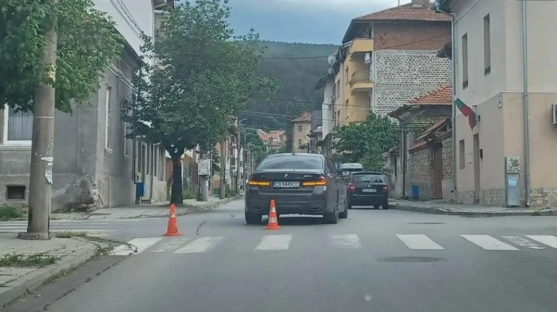 Катастрофа затруднява преминаването по една от централните улици в Кюстендил