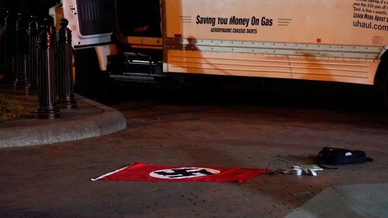 Нацистко знаме изпадна от камион, врязал се в бариерите на Белия Дом