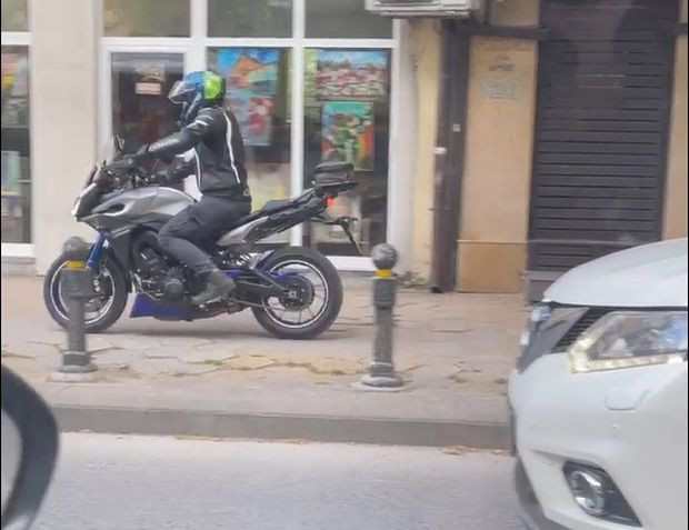 TD Двамата мотористи решиха да преодолеят тапата на бул Цар