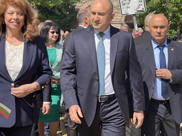 Президентът Румен Радев и вицепрезидентът Илияна Йотова поведоха празничното шествие
