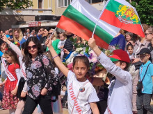 Празнично шествие изпълни с настроение центъра на Добрич