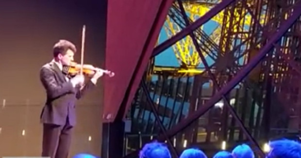 Световноизвестният цигулар Светлин Русев със специално изпълнение на Айфеловата кула