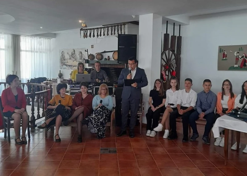 Община Девин почете пенсионираните учители и дейци на културата