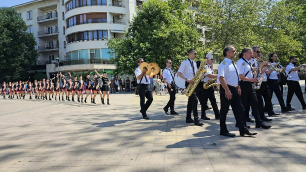 </TD
>Ученическо шествие, предвождано от духов оркестър, млади гвардейци и мажоретки
