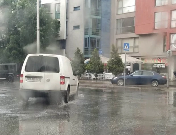 Проливен дъжд обърка плановете на абитуриентите в Пловдив
