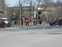 ЖП бариера се стовари върху преминаващ автомобил