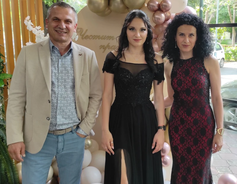 Пловдивски управник изпрати красива абитуриентка тази вечер