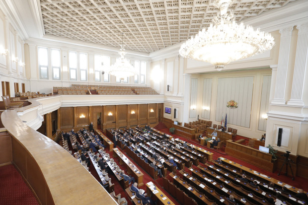 Парламентарната група на ГЕРБ СДС напусна пленарната зала предаде репортер на