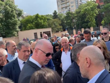 Симпатизанти и депутати от ГЕРБ се събраха пред прокуратурата